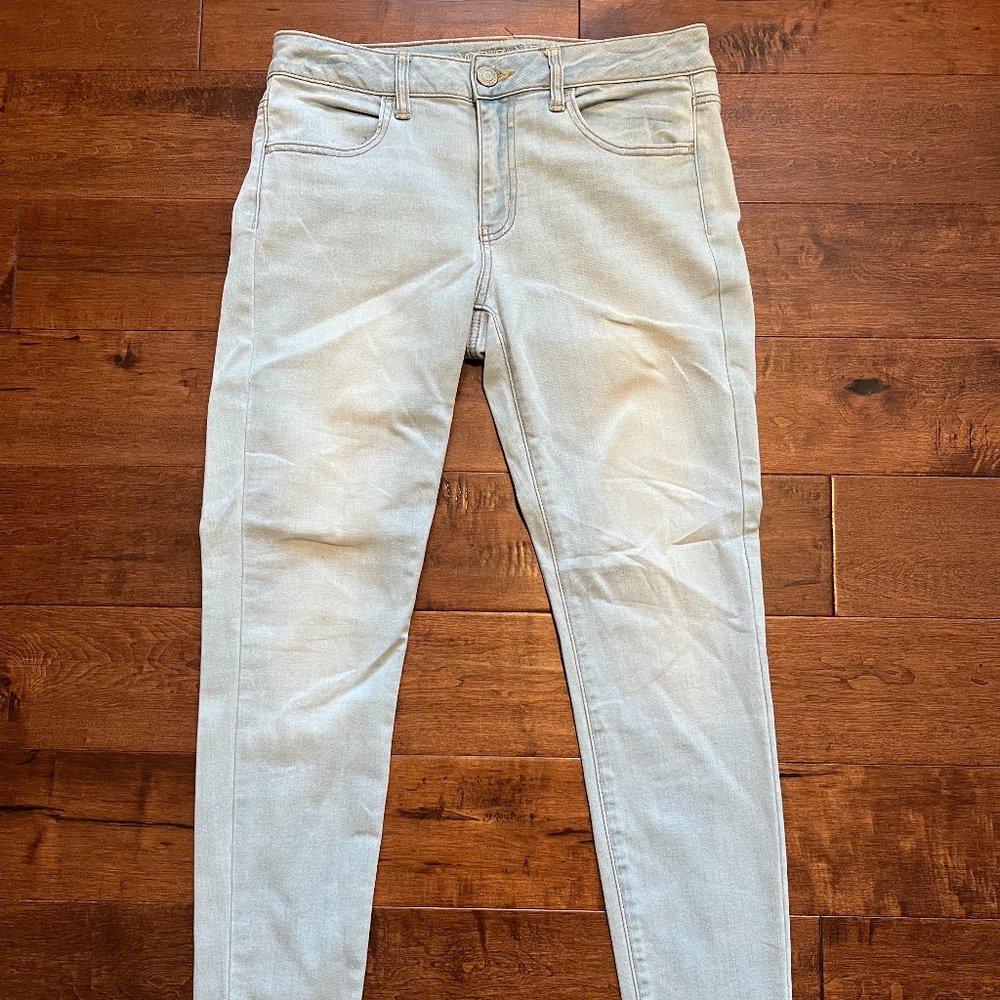 Light Wash American Eagle Jeans